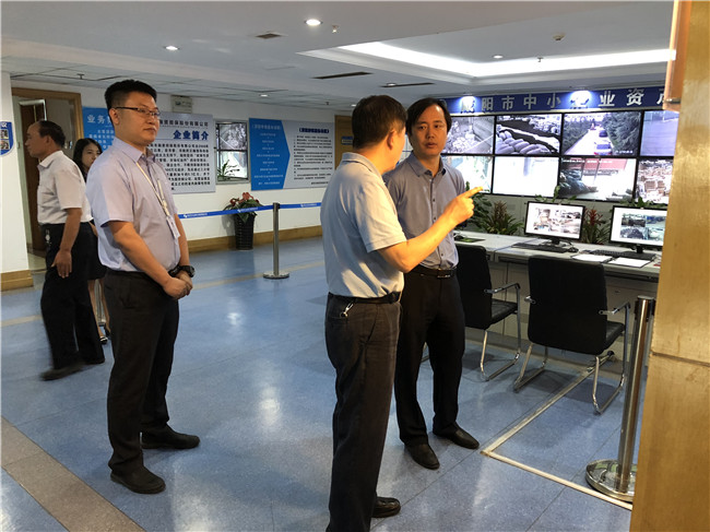 3.1参观市中小企业资管中心.jpg