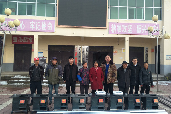 为贫困户发放取暖设备.jpg